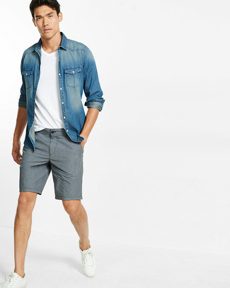Welche Jeanshemden mit weißen T-Shirts mit einem V-Ausschnitt zu tragen – 16 Herren Outfits