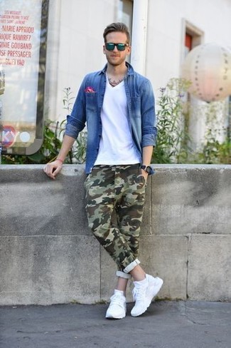 Welche Jeanshemden mit weißen T-Shirts mit einem V-Ausschnitt zu tragen – 16 Herren Outfits