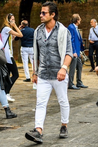 Welche Jeanshemden mit weißen T-Shirts mit einem V-Ausschnitt zu tragen – 16 Herren Outfits