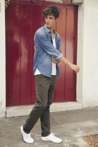 Welche Jeanshemden mit weißen T-Shirts mit einem V-Ausschnitt zu tragen – 16 Herren Outfits