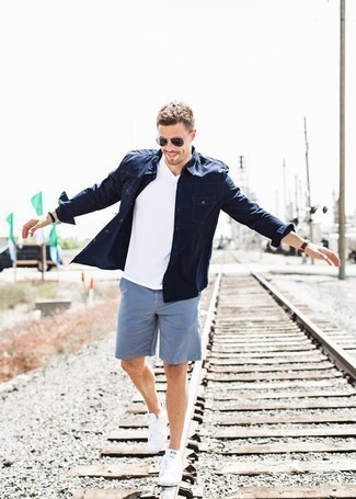 Welche Jeanshemden mit weißen T-Shirts mit einem V-Ausschnitt zu tragen – 16 Herren Outfits