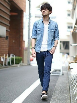 Welche Jeanshemden mit weißen T-Shirts mit einem V-Ausschnitt zu tragen – 16 Herren Outfits