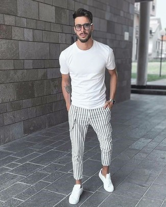 Weiße vertikal gestreifte Chinohose kombinieren – 89 Herren Outfits