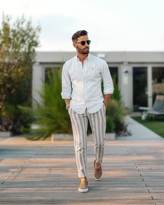 Weiße vertikal gestreifte Chinohose kombinieren – 89 Herren Outfits