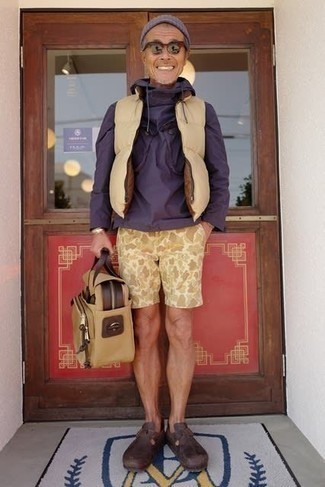 50 Jährige: Lila Windjacke kombinieren – 1 Smart-Casual Herren Outfits warm Wetter: Kombinieren Sie eine lila Windjacke mit hellbeige Camouflage Shorts für einen bequemen Alltags-Look. Heben Sie dieses Ensemble mit dunkelbraunen Leder Slippern hervor.