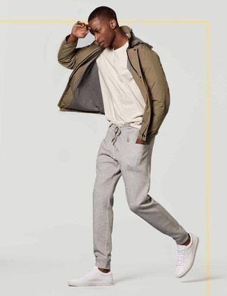 Beige Windjacke kombinieren – 76 Herren Outfits: Vereinigen Sie eine beige Windjacke mit einer grauen Jogginghose für einen entspannten Wochenend-Look. Weiße Segeltuch niedrige Sneakers sind eine gute Wahl, um dieses Outfit zu vervollständigen.
