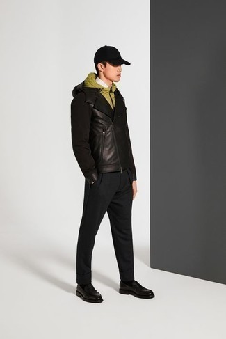 Schwarze Chinohose kombinieren – 500+ Smart-Casual Herren Outfits: Entscheiden Sie sich für eine olivgrüne Windjacke und eine schwarze Chinohose für ein Alltagsoutfit, das Charakter und Persönlichkeit ausstrahlt. Fühlen Sie sich ideenreich? Vervollständigen Sie Ihr Outfit mit schwarzen Leder Slippern.