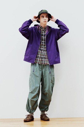 Dunkelgrünen Fischerhut kombinieren – 86 Herren Outfits: Paaren Sie eine violette Windjacke mit einem dunkelgrünen Fischerhut für einen entspannten Wochenend-Look. Fühlen Sie sich ideenreich? Entscheiden Sie sich für braunen Leder Derby Schuhe.