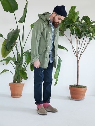 30 Jährige: Fuchsia Socken kombinieren – 27 Smart-Casual Herren Outfits: Für ein bequemes Couch-Outfit, kombinieren Sie eine olivgrüne Windjacke mit fuchsia Socken. Entscheiden Sie sich für braunen Wildleder Slipper, um Ihr Modebewusstsein zu zeigen.