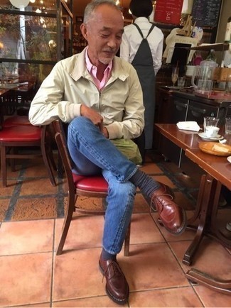 Hellbeige Windjacke kombinieren – 76 Herren Outfits: Paaren Sie eine hellbeige Windjacke mit blauen Jeans, um mühelos alles zu meistern, was auch immer der Tag bringen mag. Fühlen Sie sich mutig? Wählen Sie braunen Leder Derby Schuhe.
