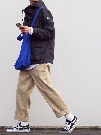 Blaue Shopper Tasche aus Segeltuch kombinieren – 278 Herren Outfits: Eine schwarze Windjacke und eine blaue Shopper Tasche aus Segeltuch vermitteln eine sorglose und entspannte Atmosphäre. Fühlen Sie sich mutig? Komplettieren Sie Ihr Outfit mit schwarzen und weißen Segeltuch niedrigen Sneakers.