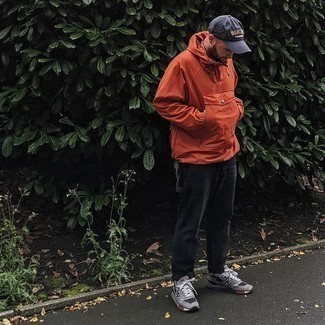 Orange Windjacke kombinieren – 73 Herren Outfits: Kombinieren Sie eine orange Windjacke mit schwarzen Jeans für ein sonntägliches Mittagessen mit Freunden. Wenn Sie nicht durch und durch formal auftreten möchten, komplettieren Sie Ihr Outfit mit grauen Sportschuhen.