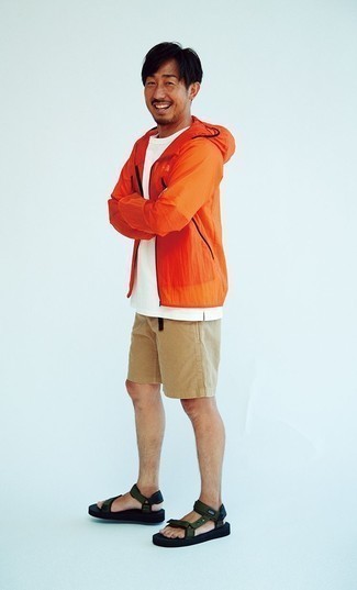 Welche T-Shirts mit einem Rundhalsausschnitt mit orange Windjacke zu tragen – 4 Sommer Herren Outfits: Kombinieren Sie eine orange Windjacke mit einem T-Shirt mit einem Rundhalsausschnitt für einen bequemen Alltags-Look. Suchen Sie nach leichtem Schuhwerk? Komplettieren Sie Ihr Outfit mit dunkelgrünen Segeltuchsandalen für den Tag. Was für eine coole Sommer-Look Idee!