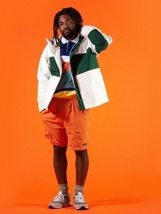 Orange Sportshorts kombinieren – 40 Herren Outfits: Eine weiße und grüne Windjacke und orange Sportshorts sind eine ideale Outfit-Formel für Ihre Sammlung. Beige Sportschuhe sind eine perfekte Wahl, um dieses Outfit zu vervollständigen.