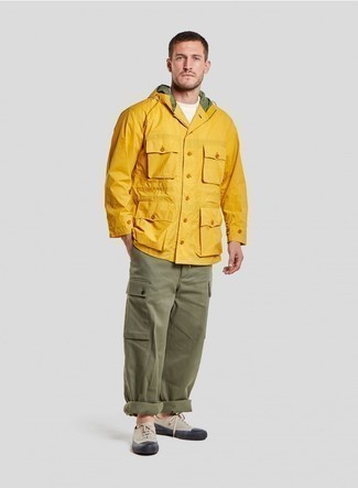 Orange Windjacke kombinieren – 73 Herren Outfits: Vereinigen Sie eine orange Windjacke mit einer olivgrünen Cargohose für ein bequemes Outfit, das außerdem gut zusammen passt. Hellbeige Segeltuch niedrige Sneakers sind eine großartige Wahl, um dieses Outfit zu vervollständigen.