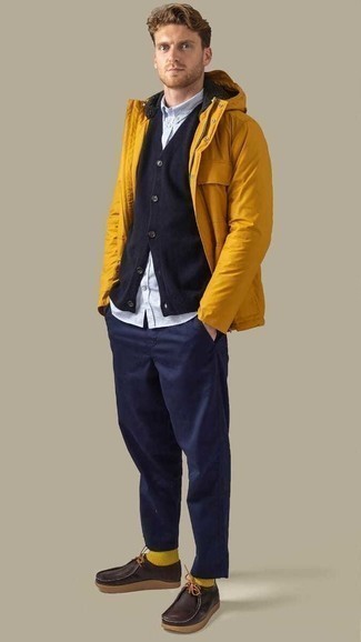 Senf Jacke kombinieren – 493 Herren Outfits: Kombinieren Sie eine senf Jacke mit einer dunkelblauen Chinohose für ein sonntägliches Mittagessen mit Freunden. Dunkelbraune Chukka-Stiefel aus Leder sind eine ideale Wahl, um dieses Outfit zu vervollständigen.