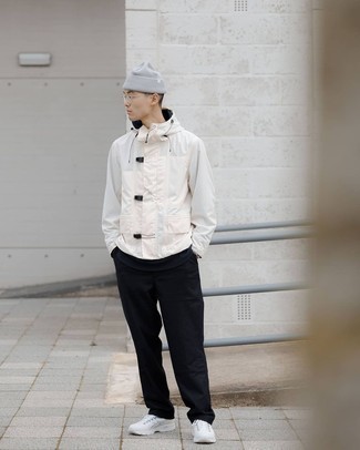 Weiße Windjacke kombinieren – 35 Herren Outfits: Kombinieren Sie eine weiße Windjacke mit einer schwarzen Chinohose, um einen lockeren, aber dennoch stylischen Look zu erhalten. Fühlen Sie sich mutig? Entscheiden Sie sich für weißen Sportschuhe.