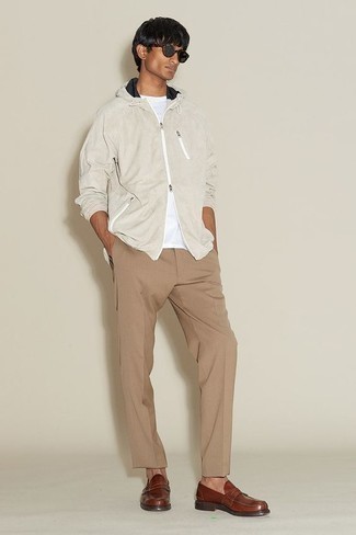 graue Windjacke, weißes T-Shirt mit einem Rundhalsausschnitt, beige Chinohose, braune Leder Slipper für Herren