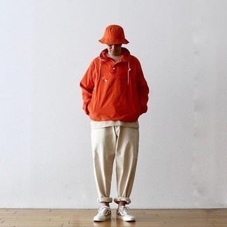 Orange Jacke kombinieren – 493 Herren Outfits: Vereinigen Sie eine orange Jacke mit einer hellbeige Chinohose für einen bequemen Alltags-Look. Weiße bedruckte Segeltuch niedrige Sneakers leihen Originalität zu einem klassischen Look.