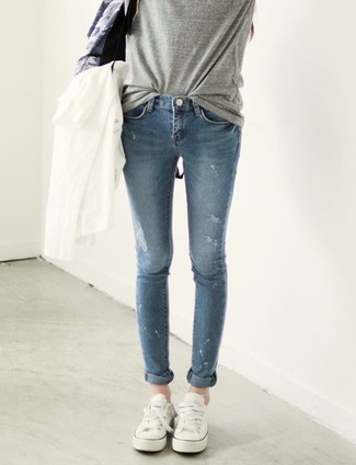 Weiße Windjacke kombinieren – 9 Damen Outfits: Kombinieren Sie eine weiße Windjacke mit blauen engen Jeans für einen Look, der ideal für die Freizeit geeignet ist. Vervollständigen Sie Ihr Look mit weißen Segeltuch niedrigen Sneakers.