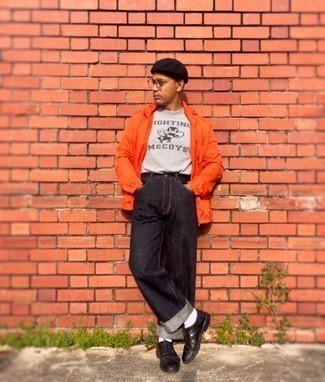 Orange Windjacke kombinieren – 73 Herren Outfits: Tragen Sie eine orange Windjacke und schwarzen Jeans für einen bequemen Alltags-Look. Fühlen Sie sich ideenreich? Vervollständigen Sie Ihr Outfit mit schwarzen Leder Derby Schuhen.
