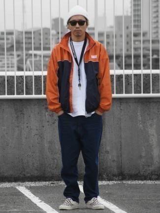 Orange Jacke kombinieren – 493 Herren Outfits: Erwägen Sie das Tragen von einer orange Jacke und dunkelblauen Jeans, um einen lockeren, aber dennoch stylischen Look zu erhalten. Schwarze und weiße Slip-On Sneakers aus Segeltuch mit Karomuster fügen sich nahtlos in einer Vielzahl von Outfits ein.
