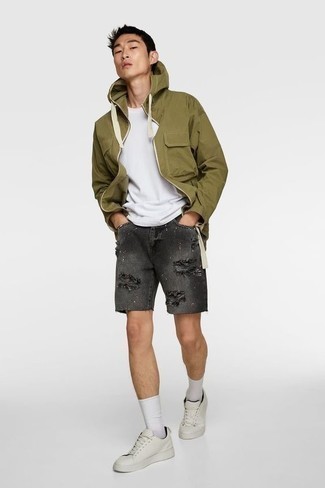 Shorts kombinieren – 500+ Herren Outfits: Für ein bequemes Couch-Outfit, kombinieren Sie eine olivgrüne Windjacke mit Shorts. Weiße Leder niedrige Sneakers fügen sich nahtlos in einer Vielzahl von Outfits ein.