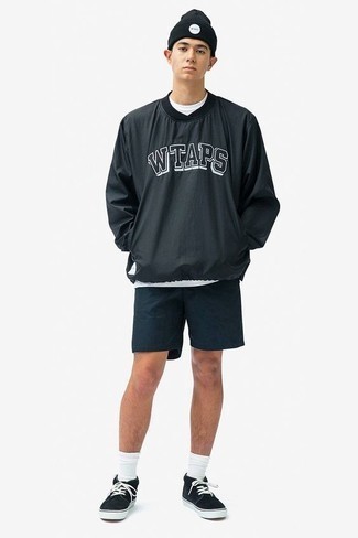 Windjacke kombinieren – 798+ Herren Outfits: Paaren Sie eine Windjacke mit dunkelblauen Shorts für ein bequemes Outfit, das außerdem gut zusammen passt. Schwarze Wildleder niedrige Sneakers sind eine ideale Wahl, um dieses Outfit zu vervollständigen.