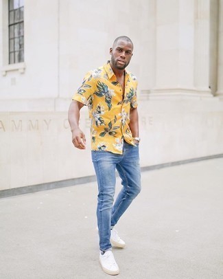 Gelbes Kurzarmhemd mit Blumenmuster kombinieren – 20 Herren Outfits