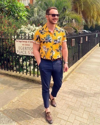 Gelbes Kurzarmhemd mit Blumenmuster kombinieren – 20 Herren Outfits