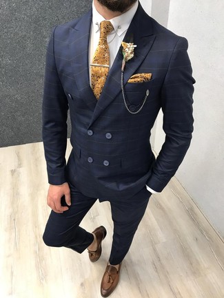 Gelbe Krawatte mit Blumenmuster kombinieren – 7 Herren Outfits