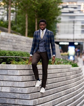 Gelbe Krawatte mit Blumenmuster kombinieren – 7 Herren Outfits