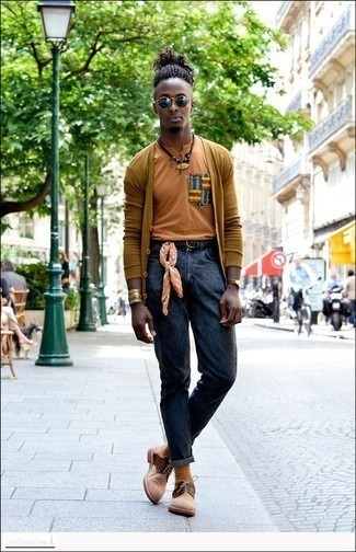 Gelbes T-shirt mit einer Knopfleiste kombinieren – 12 Herren Outfits