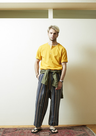 Gelbes T-shirt mit einer Knopfleiste kombinieren – 12 Herren Outfits