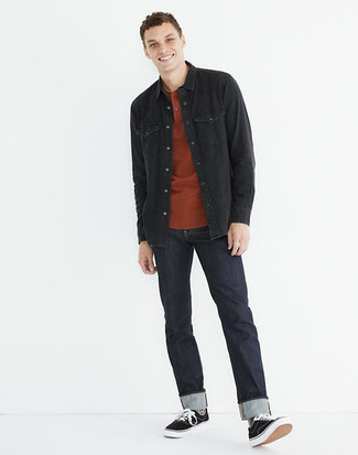 Gelbes T-shirt mit einer Knopfleiste kombinieren – 12 Herren Outfits