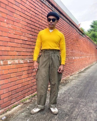 Gelben Pullover mit einem Reißverschluss am Kragen kombinieren – 2 Frühling Herren Outfits