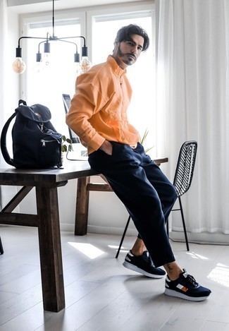 Gelben Pullover mit einem Reißverschluss am Kragen kombinieren – 6 Herbst Herren Outfits