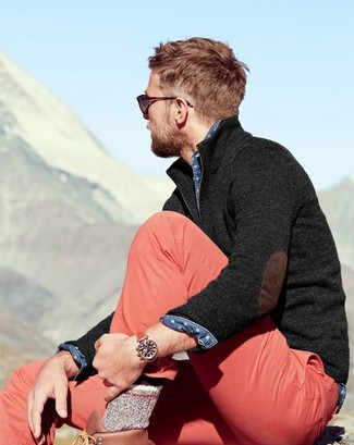 Wie Pullover mit einem Reißverschluss am Kragen mit Chinohose zu kombinieren – 152 Herren Outfits