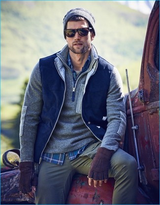 Wie Pullover mit einem Reißverschluss am Kragen mit Chinohose zu kombinieren – 152 Herren Outfits