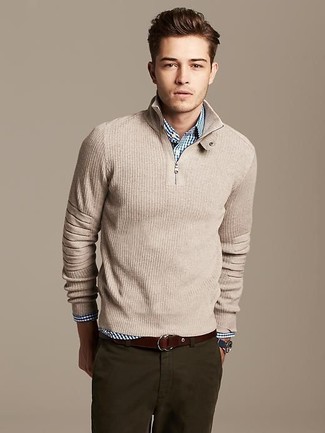 Wie Pullover mit einem Reißverschluss am Kragen mit Chinohose zu kombinieren – 152 Herren Outfits