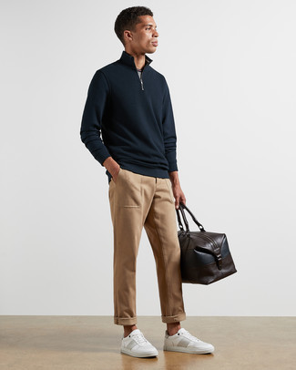 Wie Pullover mit einem Reißverschluss am Kragen mit Chinohose zu kombinieren – 152 Herren Outfits