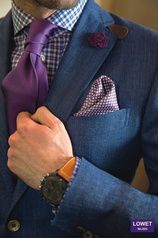 blaues Zweireiher-Sakko, weißes und blaues Businesshemd mit Vichy-Muster, lila Krawatte, weißes und violettes gepunktetes Einstecktuch für Herren