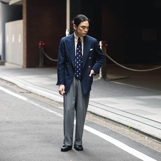 30 Jährige: Leder Slipper kombinieren – 500+ Herren Outfits: Paaren Sie ein dunkelblaues Zweireiher-Sakko mit einer grauen Anzughose für einen stilvollen, eleganten Look. Wenn Sie nicht durch und durch formal auftreten möchten, ergänzen Sie Ihr Outfit mit Leder Slippern.