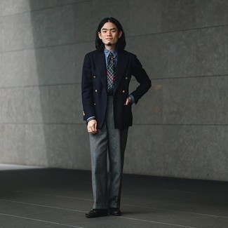 Dunkelgraue Wollanzughose kombinieren – 487 Elegante Herren Outfits: Entscheiden Sie sich für einen klassischen Stil in einem dunkelblauen Zweireiher-Sakko und einer dunkelgrauen Wollanzughose. Fühlen Sie sich ideenreich? Entscheiden Sie sich für schwarzen Leder Slipper.