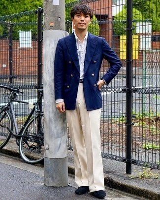 Elegante Outfits Herren 2024: Kombinieren Sie ein dunkelblaues Zweireiher-Sakko mit einer hellbeige Anzughose für einen stilvollen, eleganten Look. Fühlen Sie sich mutig? Wählen Sie dunkelblauen Wildleder Slipper.