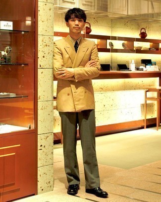 Beige Zweireiher-Sakko kombinieren – 276 Herren Outfits: Tragen Sie ein beige Zweireiher-Sakko und eine olivgrüne Anzughose für einen stilvollen, eleganten Look. Suchen Sie nach leichtem Schuhwerk? Komplettieren Sie Ihr Outfit mit schwarzen Leder Derby Schuhen für den Tag.