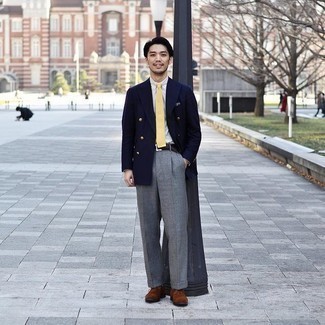 Elegante Outfits Herren 2024: Kombinieren Sie ein dunkelblaues Zweireiher-Sakko mit einer grauen Anzughose für eine klassischen und verfeinerte Silhouette. Bringen Sie die Dinge durcheinander, indem Sie dunkelbraunen Wildleder Oxford Schuhe mit diesem Outfit tragen.