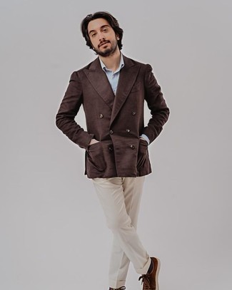 Dunkelbraune Turnschuhe kombinieren – 9 Elegante Herren Outfits: Geben Sie den bestmöglichen Look ab in einem dunkelbraunen Zweireiher-Sakko und einer hellbeige Anzughose. Wählen Sie die legere Option mit dunkelbraunen Turnschuhen.