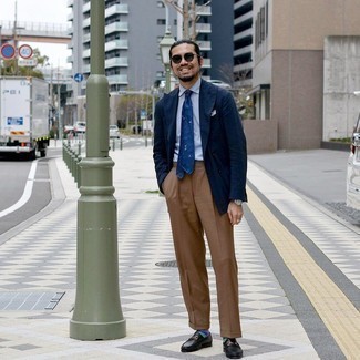 Slipper kombinieren – 500+ Herren Outfits: Vereinigen Sie ein dunkelblaues Zweireiher-Sakko mit einer braunen Anzughose, um vor Klasse und Perfektion zu strotzen. Fühlen Sie sich mutig? Ergänzen Sie Ihr Outfit mit Slippern.