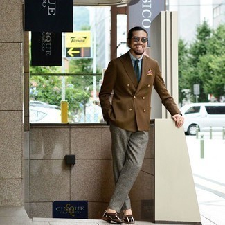 Zweireiher-Sakko kombinieren – 500+ Herren Outfits: Kombinieren Sie ein Zweireiher-Sakko mit einer grauen Wollanzughose mit Vichy-Muster für eine klassischen und verfeinerte Silhouette. Fühlen Sie sich ideenreich? Vervollständigen Sie Ihr Outfit mit dunkelbraunen Leder Slippern.